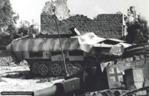 L’épave d’un SdKfz 250 numéroté 104 abandonné dans le secteur de Roncey. Photo : US National Archives