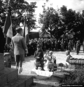 14 juillet 1944 : cérémonie à Rots à l'occasion de la fête nationale française en présence de soldats canadiens de la 2nd (CA) Infantry Division. Photo : US National Archives