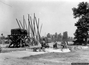 3 août 1944 : construction d’une station de purification d’eau pour l’hôpital de campagne de Saint-Hilaire-Petitville. Photo : US National Archives