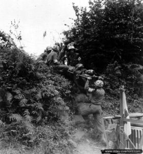 19 juillet 1944 : évacuation du First Lieutenant John L. Strader blessé à la jambe, commandant la A Company du 134ème régiment de la 35ème division d’infanterie dans le secteur de Saint-Lô. Photo : US National Archives