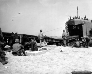 31 juillet 1944 : déchargement de plusieurs wagons depuis le LST numéro 21 à Tourlaville. Photo : US National Archives