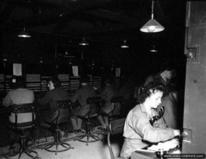 6 septembre 1944 : un central téléphonique américain à Valognes. Photo : US National Archives