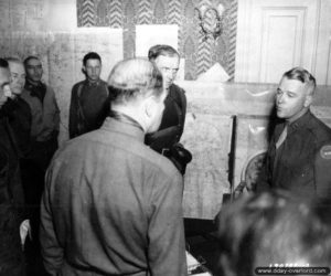 26 juin 1944 : von Schlieben et Hennecke se rendent au général Collins au château de Servigny à Yvetot-Bocage. Photo : US National Archives