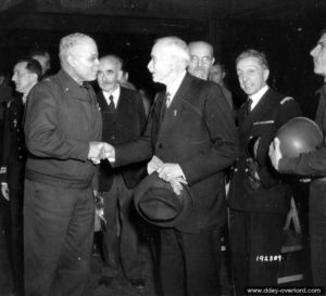 Le général Benjamin O. Davis, Sr.avec le maire de Cherbourg le docteur Paul Renault. Photo : US National Archives