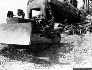 Un bulldozer Caterpillar D7 dans la gare maritime à Cherbourg. Photo : US National Archives