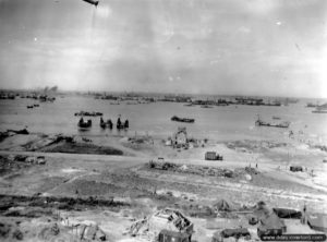 Vue générale de la plage de Omaha depuis le Wn 65 au Ruquet. Photo : US National Archives