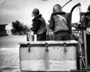 Ces marins observent une importante explosion sur la plage d'Omaha Beach, secteur Easy Red. Photo : US National Archives