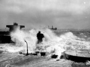 Les vagues causées par la tempête du 19 au 21 juin 1944. Photo : US National Archives