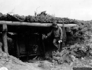 La position du Wn 74 abritant un canon de 76 mm Skoda inspectée par un militaire américain. Photo : US National Archives