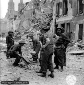 Travaux dans la rue de Bayeux à Caen réalisés par les sapeurs canadiens de la section du Lieutenant Jack Yeats appartenant à la 16th Canadian Field Company. Photo : US National Archives