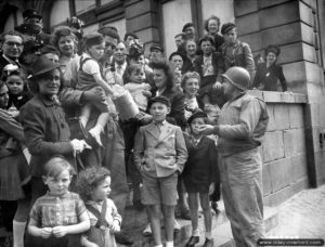 Célébrations du 14 juillet 1944 à Cherbourg. Photo : US National Archives