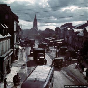 Convois canadiens dans la rue de Bayeux à Creully. Photo : Archives Canada