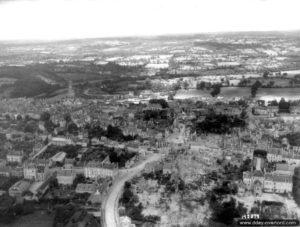 Vue aérienne de Domfront. Photo : US National Archives