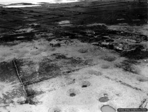 Vue de l’effet des bombardements sur la batterie de Gatteville. Photo : US National Archives
