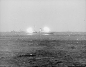 Le croiseur léger HMS Orion bombarde la batterie du Mont-Fleury. Photo : IWM