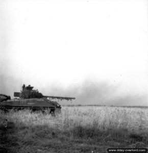 25 juillet 1944 : dans le brouillard matinal, un char Sherman Firefly débute l’offensive dans le secteur d'Ifs pendant l'opération Spring. Photo : US National Archives
