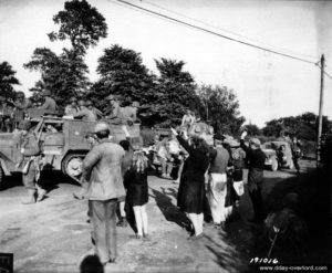 Un half-track M3 et un char Sherman M4 duplex drive à Montebourg. Photo : US National Archives