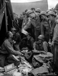 Distribution du courrier dans le secteur d'Omaha. Photo : US National Archives