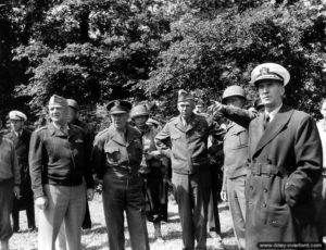 12 juin 1944 : de gauche à droite les généraux Arnold, Eisenhower, Corlett, Marshall, Bradley et l'amiral King en visite dans secteur de la Pointe du Hoc. Photo : US National Archives