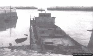 Une canonnière antiaérienne allemande détruite dans le port de Port-en-Bessin. Photo : US National Archives