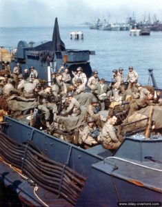 Des sapeurs et des personnels d’un bataillon de chars rattachés à la 1ère division d’infanterie à bord d’un LCT à Castletown, le port de l'île de Portland. Photo : US National Archives