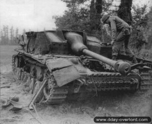 1er août 1944 : des soldats américains inspectent l’épave d’un Stug III abandonné par les Allemands dans le secteur de Roncey. Photo : US National Archives