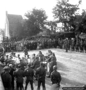 14 juillet 1944 : cérémonie à Rots à l'occasion de la fête nationale française en présence de soldats canadiens de la 2nd (CA) Infantry Division. Photo : US National Archives