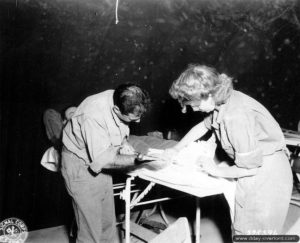 L’infirmier Alex Resnick et l’infirmière Lillian E. Wilson prennent en charge un soldat américain blessé à l’hôpital de campagne de Saint-Hilaire-Petitville. Photo : US National Archives