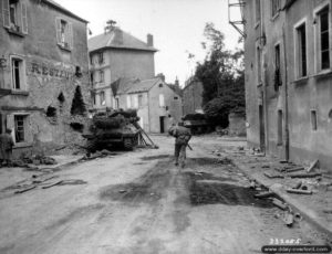 19 juillet 1944, deux chars M10 Destroyer détruits au carrefour de la Bascule à Saint-Lô. Photo : US National Archives