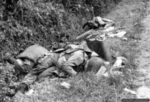 7 juin 1944 : le cadavre de d’un soldat américain sur le bas-côté d’un chemin menant à Sainte-Marie-du-Mont. Photo : US National Archives