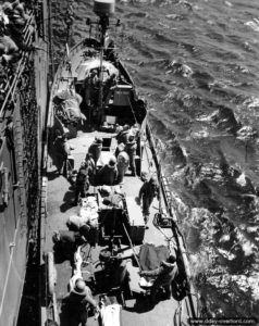 La vedette des garde-côtes USCG 83 bord à bord avec l'USS Fury dans la Manche. Photo : US National Archives