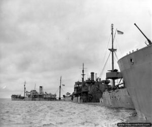 Installation d'un ponton pour le déchargement de matériel sur Utah Beach. Photo : US National Archives