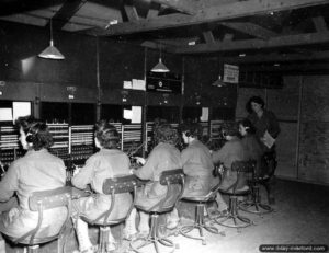 6 septembre 1944 : un central téléphonique américain à Valognes. Photo : US National Archives