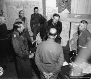 26 juin 1944 : von Schlieben et Hennecke se rendent au général Collins au château de Servigny à Yvetot-Bocage. Photo : US National Archives