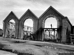Ruines dans l'arsenal de Cherbourg. Photo : US National Archives