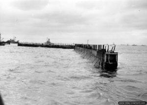 Bombardons brise-lames devant Vierville-sur-Mer. Photo : US National Archives