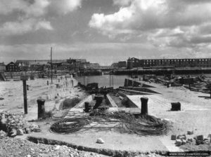 La cale numéro 1 face à la passe nord de l'arsenal de Cherbourg. Photo : US National Archives