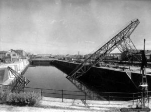 Une grue sabordée est tombée dans la forme de l'arsenal de Cherbourg. Photo : US National Archives