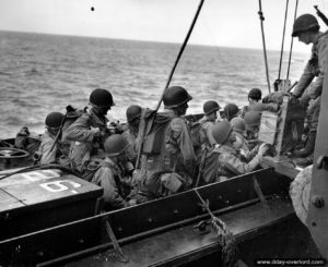 Transbordement de soldats à bord d'un LCVP depuis l'USS Samuel Chase à destination d'Omaha Beach. Photo : US National Archives