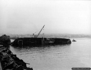 Cargo Le Normand sabordé par les allemands le 20 juin 1944 dans la rade de Cherbourg. Photo : US National Archives