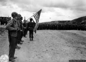 12 juin 1944 : messe au cimetière provisoire N°1 à Saint-Laurent-sur-Mer célébrée par le révérend William Dempsey sur la plage de Vierville-sur-Mer. Photo : US National Archives