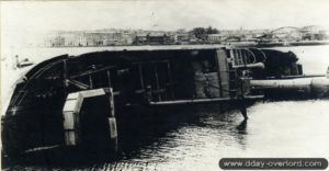 Le cargo Le Normand devant la gare maritime, sabordé par les Allemands le 20 juin 1944 à Cherbourg. Photo : US National Archives