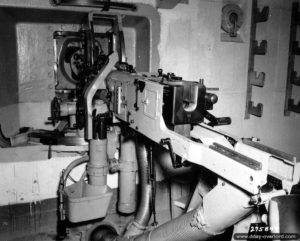 Chambre de tir dans la gare maritime d’un canon 4.7cm Pak (t) Skoda et une mitrailleuse MG 37 coaxiale à Cherbourg, au sein de la MKB Seebahnhof . Photo : US National Archives