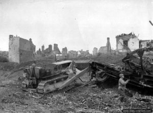 Un bulldozer Caterpillar D8 en action dans Coutances. Photo : US National Archives