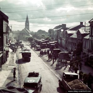 Convois canadiens dans la rue de Bayeux à Creully. Photo : Archives Canada