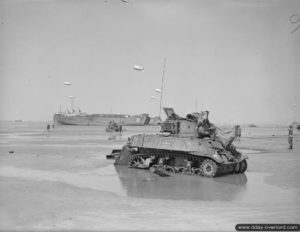 Un char Stuart, mis hors de combat, est abandonné sur la plage de Gold. Photo : IWM