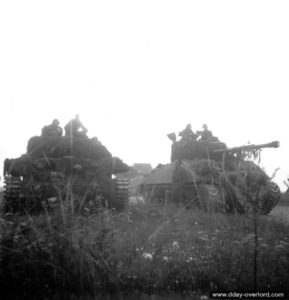 25 juillet 1944 : dans le brouillard matinal, un char Cromwell et un char Sherman Firefly attendent l’ordre pour avancer dans le secteur d'Ifs pendant l'opération Spring. Photo : US National Archives