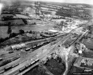 Vue aérienne de la gare de La-Haye-du-Puits. Photo : US National Archives