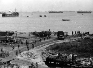 Vue d'Omaha depuis le Wn 62 (le chemin de fer a été installé par les Allemands). Photo : US National Archives