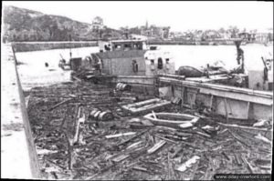 Une canonnière antiaérienne allemande détruite dans le port de Port-en-Bessin. Photo : US National Archives